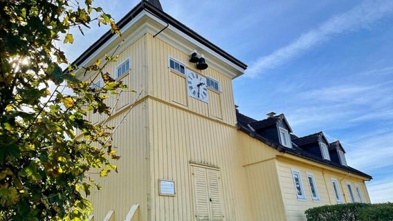 Auf dem Bild ist der Glockenturm auf dem Glockenberg zu sehen. Sie steht in St. Andreasberg im Harz. © NDR.de Foto: Bita Schafi-Neya