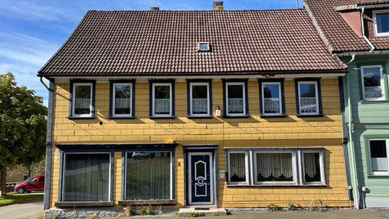 Auf dem Bild ist ein gelbes zwei stöckiges Haus zu sehen. Es steht in St. Andreasberg im Harz. © NDR.de Foto: Bita Schafi-Neya