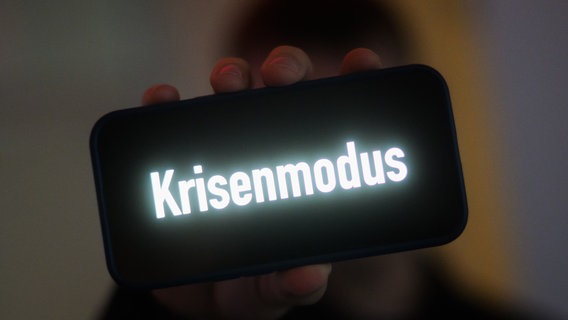 Smartphone mit der Aufschrift "Krisenmodus" © picture alliance/dpa | Julian Stratenschulte Foto: Julian Stratenschulte