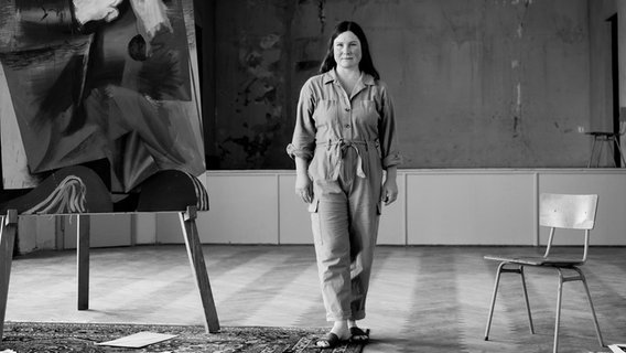 Malerin Kristina Schuldt in einer Galerie © Uwe Walter 