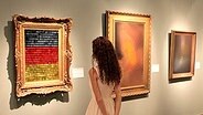 Eine Frau schaut sich in einer Kunstausstellung ein Bild in schwarz-rot-gold-Optik an (Bildmontage) © Fotolia Foto: andreas130, JiSIGN