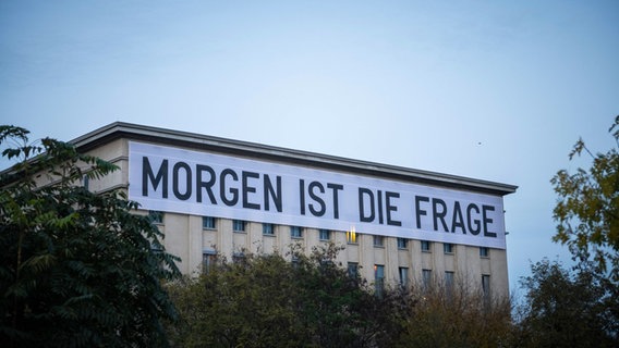 Der Schriftzug "Morgen ist die Frage" des Künstlers Rirkrit Tiravanija hängt an der Fassade des Techno Clubs Berghain in Berlin Friedrichshain. © imago images / Bildgehege 