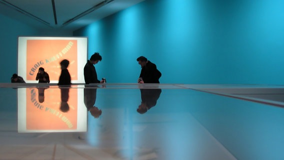 Besucher einer Kunst-Ausstellung. © Photocase Foto: Bobby Fischer