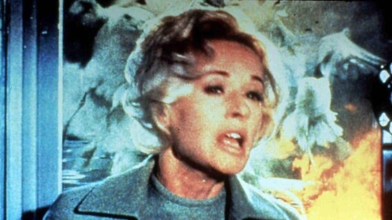 Schauspielerin Tippi Hedren in einer Filmszene aus "Die Vögel" von Alfred Hitchcock. ©  picture alliance/United Archives 