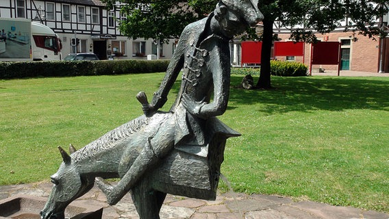 Ein Denkmal auf einer Wiese © NDR Foto: Wilhelm Purk