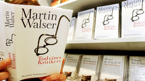 Das Buch "Tod eines Kritikers" von Martin Walser © picture-alliance / dpa Foto: Boris Roessler