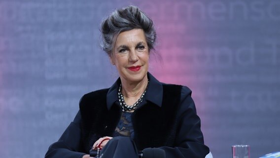 Literaturwissenschaftlerin und Modetheoretikerin Barbara Vinken sitzt mit übereinander geschlagenen Beinen in einem Sessel auf einer Bühne. © picture alliance / dts-Agentur Foto: picture alliance / dts-Agentur