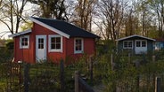 Zwei kleine Gartenhäuser in einem Schrebergarten © Screenshot/Heimat to go 