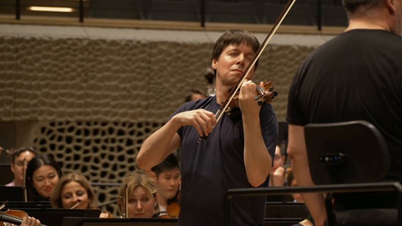 Joshua Bell spielt Geige © Screenshot NDR 