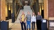 Vier Frauen stehen vor einer Treppe © NDR / Antonia Reiff Foto: Antonia Reiff
