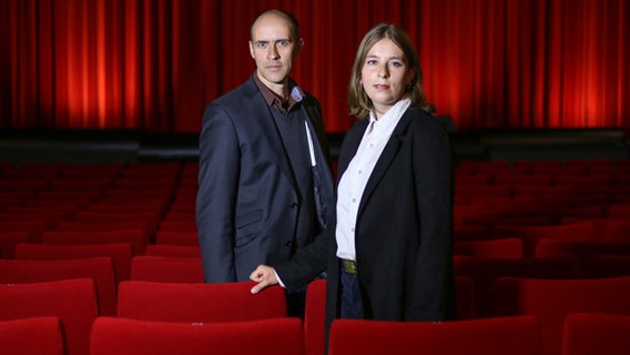 Ocke Bandixen und Charlotte Oelschlegel in einem leeren Kinosaal. © NDR.de Foto: Claudius Hinzmann