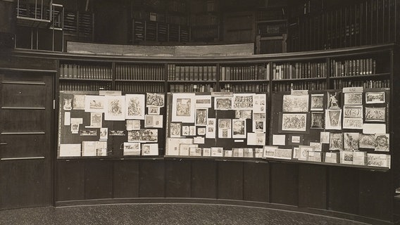 Der Mnemosyne Atlas in der Kulturwissenschaftlichen Bibliothek Warburg. © Fine Art Images Foto: Fine Art Images