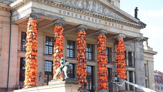 Installation für die Filmgala Cinema for Peace vom chinesischen Künstler Ai Weiwei am Konzerthaus am Gendarmenmarkt aus Tausenden von roten Schwimmwesten im Andenken an das Schicksal der Flüchtlinge, die auf ihrem Weg nach Europa ertrunken sind. Berlin, 13.02.2016 © picture alliance / Geisler-Fotopress | Sebastian Gabsch/Geisler-Fotopress Foto: Sebastian Gabsch/Geisler-Fotopress