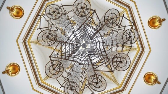"Bicycle Chandelier" (2015), eine Installation Ai Wei Weis. © picture alliance / dpa | Andy Rain Foto: Andy Rain