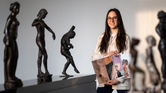 Jasmin Mickein, Sprecherin der Kunsthalle, zeigt Fotos von Körperbehaarung © picture alliance/dpa | Sina Schuldt Foto: Sina Schuldt