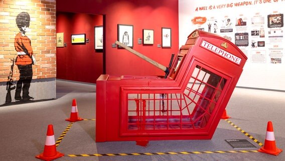 Eines der bekanntesten Bilder von Banksy: Telefonzelle mit Axt © Dominik Gruss 