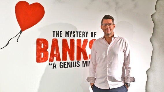 Oliver Forster ist Mitverantstalter und Produzent der Ausstellung "Banksy - A Genius Mind" in Deutschland © NDR Foto: Patricia Batlle