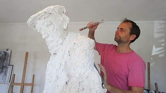 Der Künstler Henning Spitzer arbeitet an einer Figur  Foto: Axel Seitz