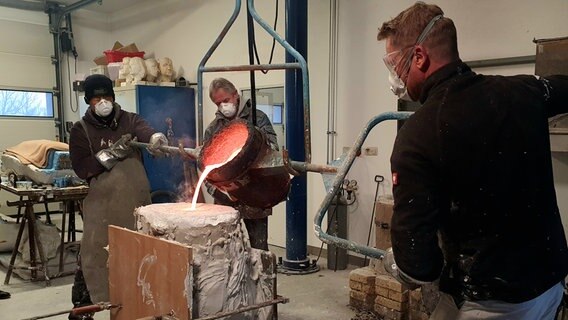 Arbeiter gießen Formen der Barlach-Statue © NDR Foto: Melanie Jaster