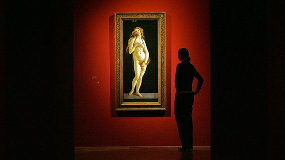 Eine Besucherin betrachtet im Städel Museum Frankfurt am Main das Gemälde "Venus" von Sandro Botticelli. (12.11.2009) © picture alliance / dpa - Report 