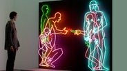 Eine Besucherin betrachtet ein Neonröhrenkunstwerk "Sex and death" von Bruce Nauman in der Kunsthalle Hamburg © picture-alliance / dpa / Stefan Hesse Foto: Stefan Hesse