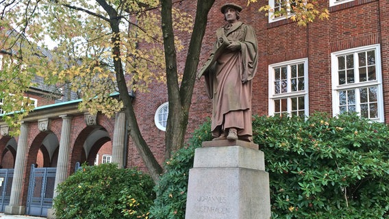 Die Statue des Reformators und Bildungsexperten Johannes Bugenhagen vor der Johanneum-Schule in Hamburg Winterhude © NDR Foto: Daniel Kaiser