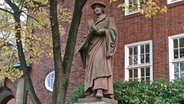 Die Statue des Reformators und Bildungsexperten Johannes Bugenhagen vor der Johanneum-Schule in Hamburg Winterhude © NDR Foto: Daniel Kaiser