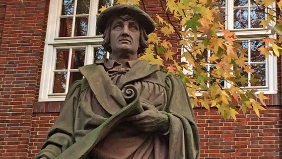 Die Statue des Reformators und Bildungsexperten Johannes Bugenhagen vor der Johanneum-Schule in Hamburg Winterhude © NDR Foto: Daniel Kaiser