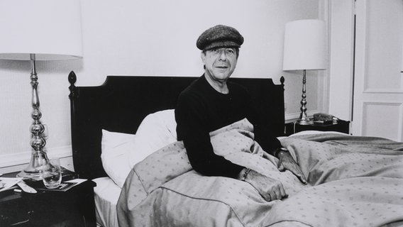 Leonard Cohen, krank im Bett liegend © Jürgen Joost / Fabrik der Künste Foto: Jürgen Joost