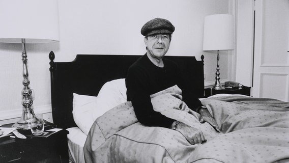 Leonard Cohen, krank im Bett liegend Leonard Cohen, krank im Bett liegend © Jürgen Joost / Fabrik der Künste Foto: Jürgen Joost