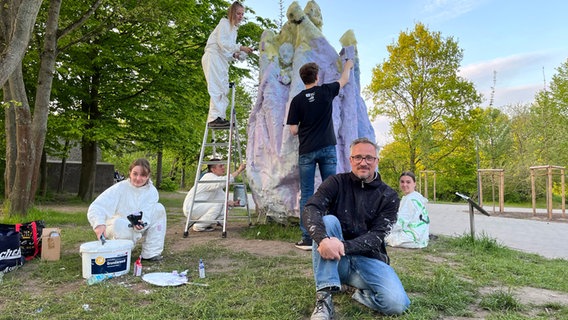 Der Pariser Künstler Darco mit Schülerinnen und Schülern des Kunstprofils der Stadtteilschule Stellingen vor der Skulptur der Zukunft in Arbeit © NDR Foto: Patricia Batlle