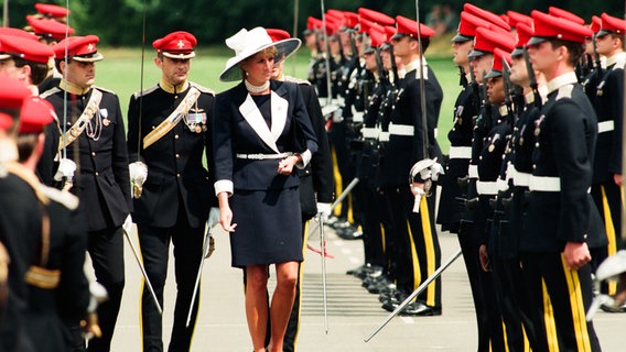 Prinzessin Diana und britische Soldaten © Klaus Bodig / Fabrik der Künste Foto: Klaus Bodig