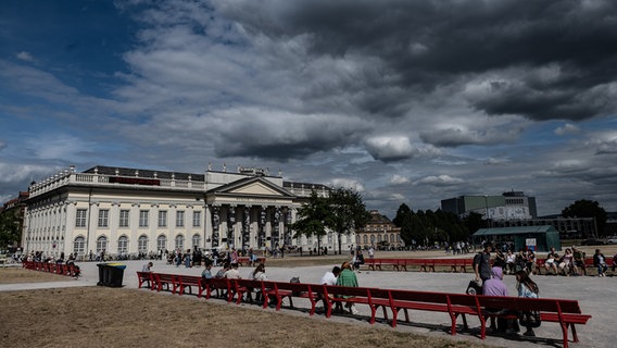 Das Friedericianum in Kassel unter wolkenverhangenem Himmel. © dpa Bildfunk Foto: Swen Pförtner