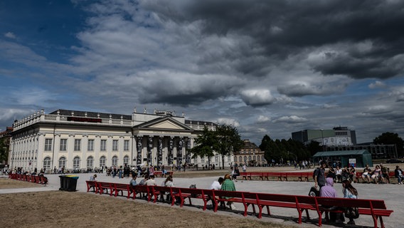 Das Museum Fridericianum in Kassel vor wolkenverhangenem Himmel © picture alliance/dpa | Swen Pförtner 