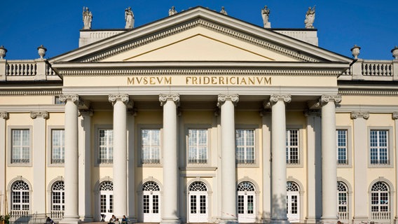 Ein Haus mit Säulen (das Museum Fridericianum) in Kassel. © picture alliance / imageBROKER Foto: Stefan Ziese