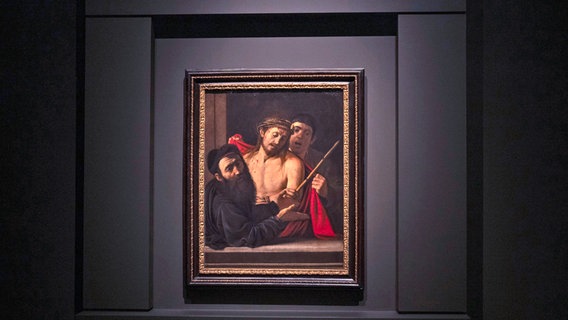 Das Gemälde "Ecce Homo" des Malers Caravaggio ahängt von Ende Mai 2024 bis September im Madrider Museum Prado © Bernat Armangue/AP/dpa Foto: Bernat Armangue