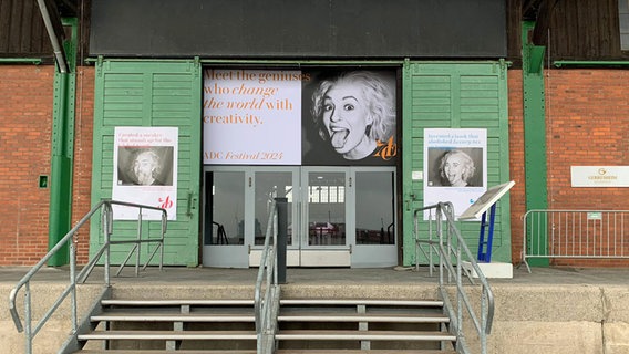 Ein Lagerschuppen im Hamburger Hafen, an dem Plakate hängen © ADC 