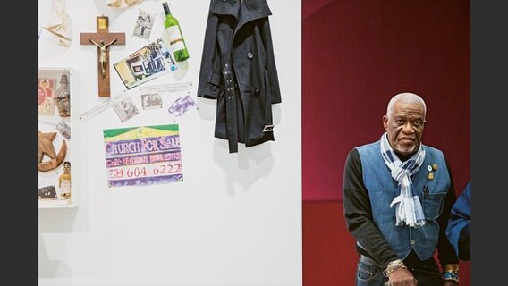 Georges Adéagbo in der Ausstellung "Nimmersatt? Gesellschaft ohne Wachstum denken", LWL-Museum für Kunst und Kultur, Münster 2021 © Georg Adéagbo / VG Bild-Kunst, Bonn 2021 Foto: LWL-MKuK / Hanna Neander