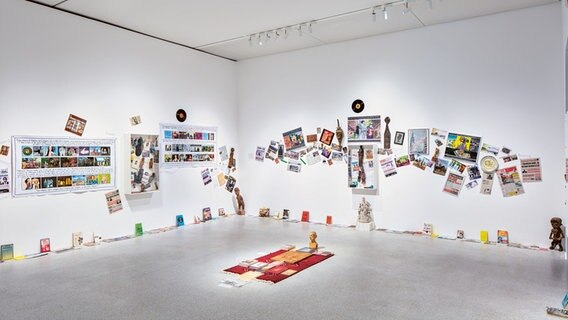 Georges Adéagbo: "Les religions et l’histoire des religions avec la fête des religions", 2021, Ausstellungsansicht »Nimmersatt? Gesellschaft
ohne Wachstum denken«, LWL-Museum für Kunst und Kultur, Münster © Georges Adéagbo / VG Bild-Kunst, Bonn Foto: LWL-MKuK/Hanna Neander