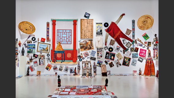 Georges Adéagbo: "La révolution et les révolutions", 2016 Ausstellungsansicht 11. Shanghai Biennale © Georges Adéagbo / VG Bild-Kunst, Bonn 2022 Foto: Alessandro Wang