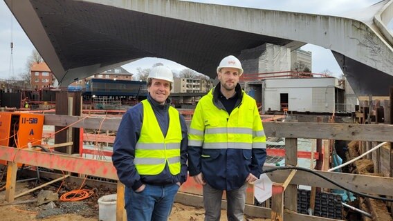 Architekt Tim Leimbrock und Projektleiter Ingo Schütz auf der Baustelle © NDR.de/Peter Helling Foto: Peter Helling