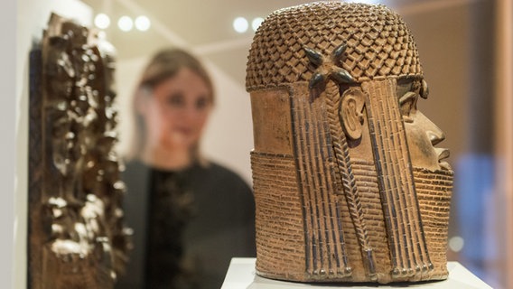 Bronzen aus Benin im Hamburger Museum für Kunst und Gewerbe. © dpa Foto: Daniel Bockwoldt