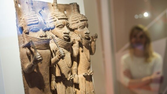 Bronzen aus Benin im Hamburger Museum für Kunst und Gewerbe. © dpa Foto: Daniel Bockwoldt