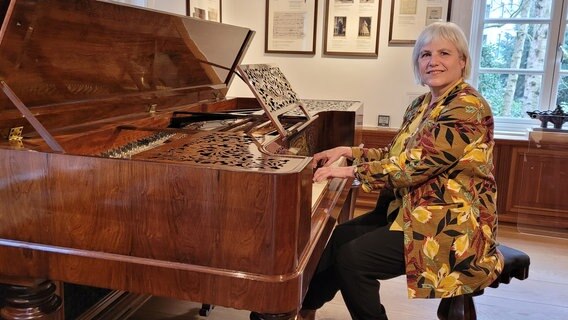 Christiane Behn am Klavier im Brahms-Museum Hamburg © NDR Foto: Peter Helling