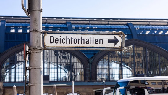 Wegweisendes Schild zu den Deichtorhallen am Hamburger Hauptbahnhof. © IMAGO / Beautiful Sports 