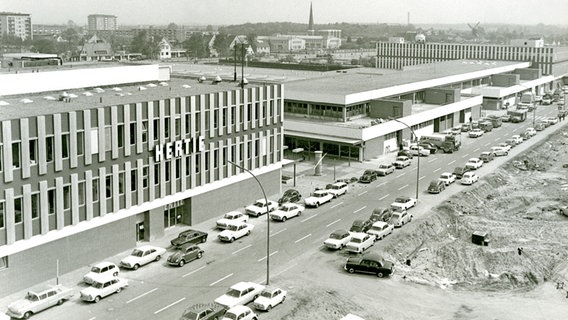 Das Elbe-Einkaufszentrum in Hamburg-Osdorf, Südfront mit Hertie-Gebäude an der Julius-Brecht-Straße, 1966 © Walter Hollnagel, Altonaer Museum Foto: Walter Hollnagel