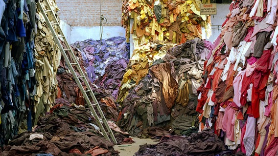 "Clothing Recycled" von Tim Mitchell © Tim Mitchell | www.timmitchell.co.uk 