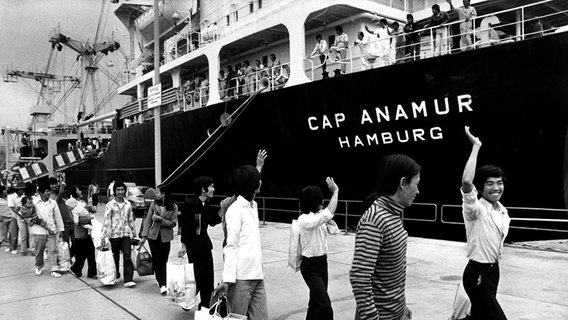 1982: Vietnamesische Flüchtlinge - sogenannte "Boat People" verlassen das Schiff "Cap Anamour" im Hamburger Hafen. © ullstein 