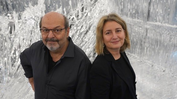Bogomir Ecker und Brigitte Kölle blicken in die Kamera Bogomir Ecker und Brigitte Kölle blicken in die Kamera © dpa-Bildfunk Foto: Marcus Brandt/dpa