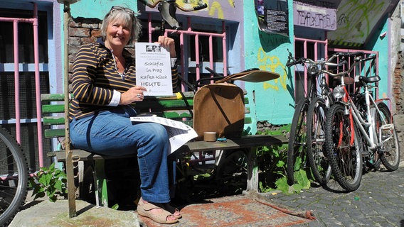 Das Hamburger Gängeviertel: Ex-Dozentin Doris Krohn ist für ein Theaterprojekt vor Ort. © NDR Foto: Lena-Maria Reers